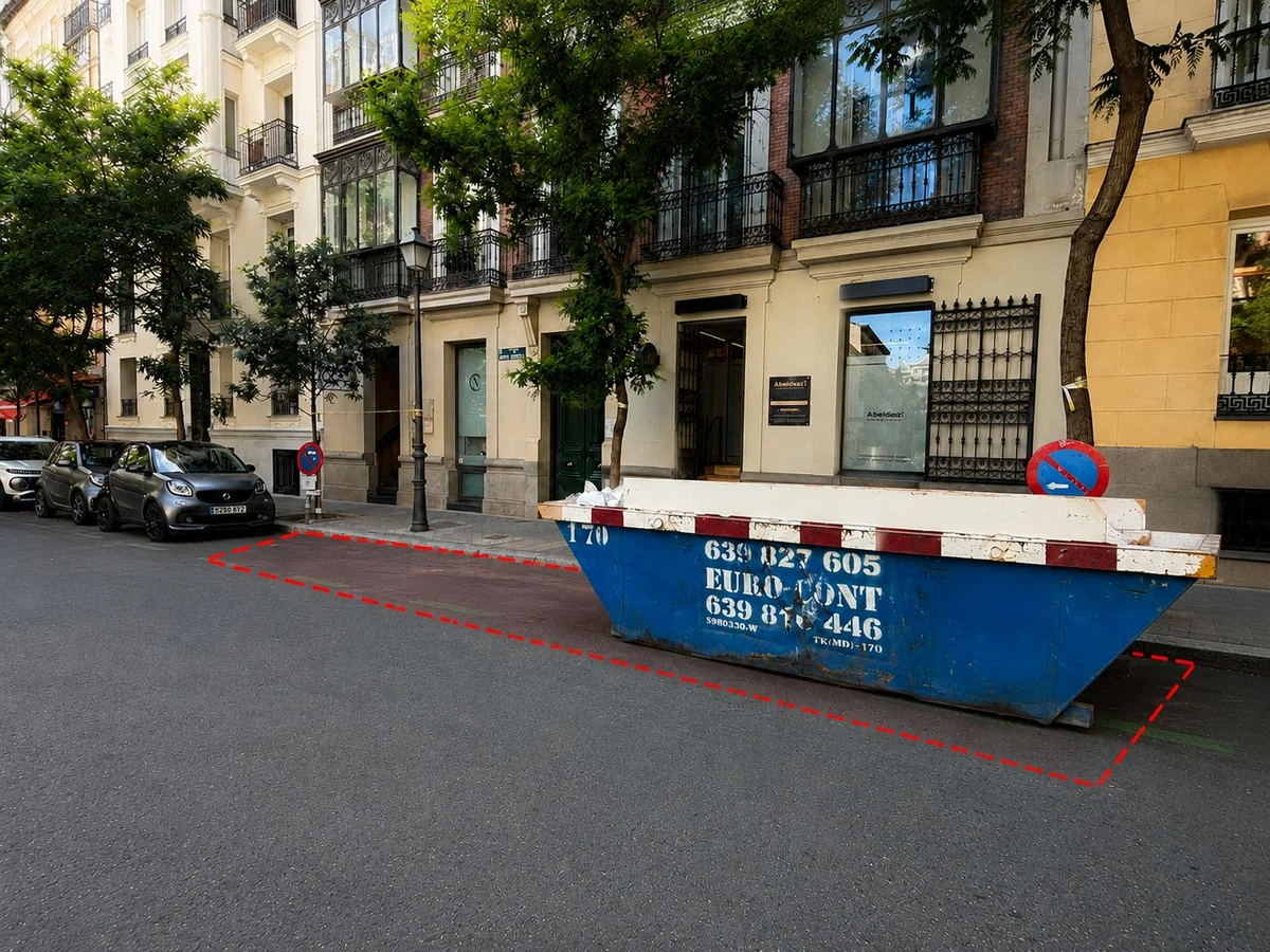 Contenedor de escombros ocupando la vía pública en una calle de Madrid
