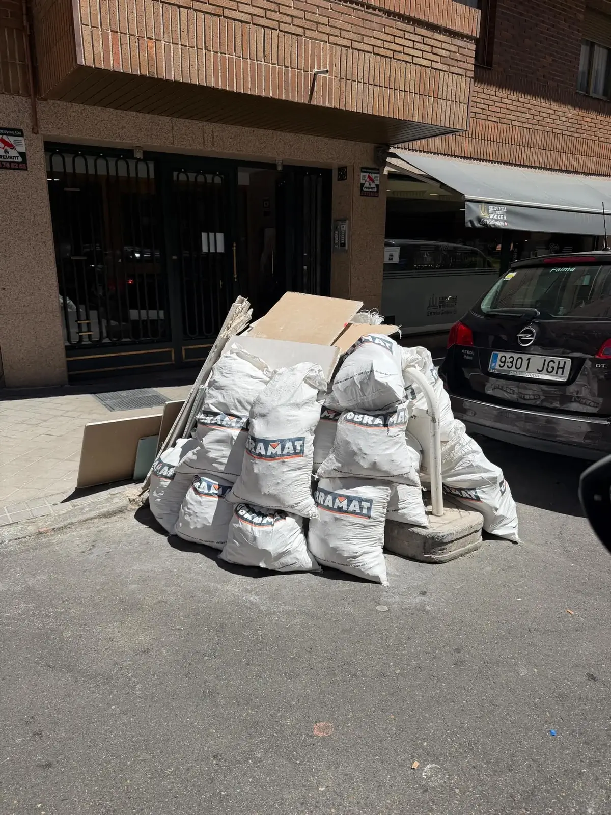 Multa municipal por dejar escombros sin saco homologado en la vía pública