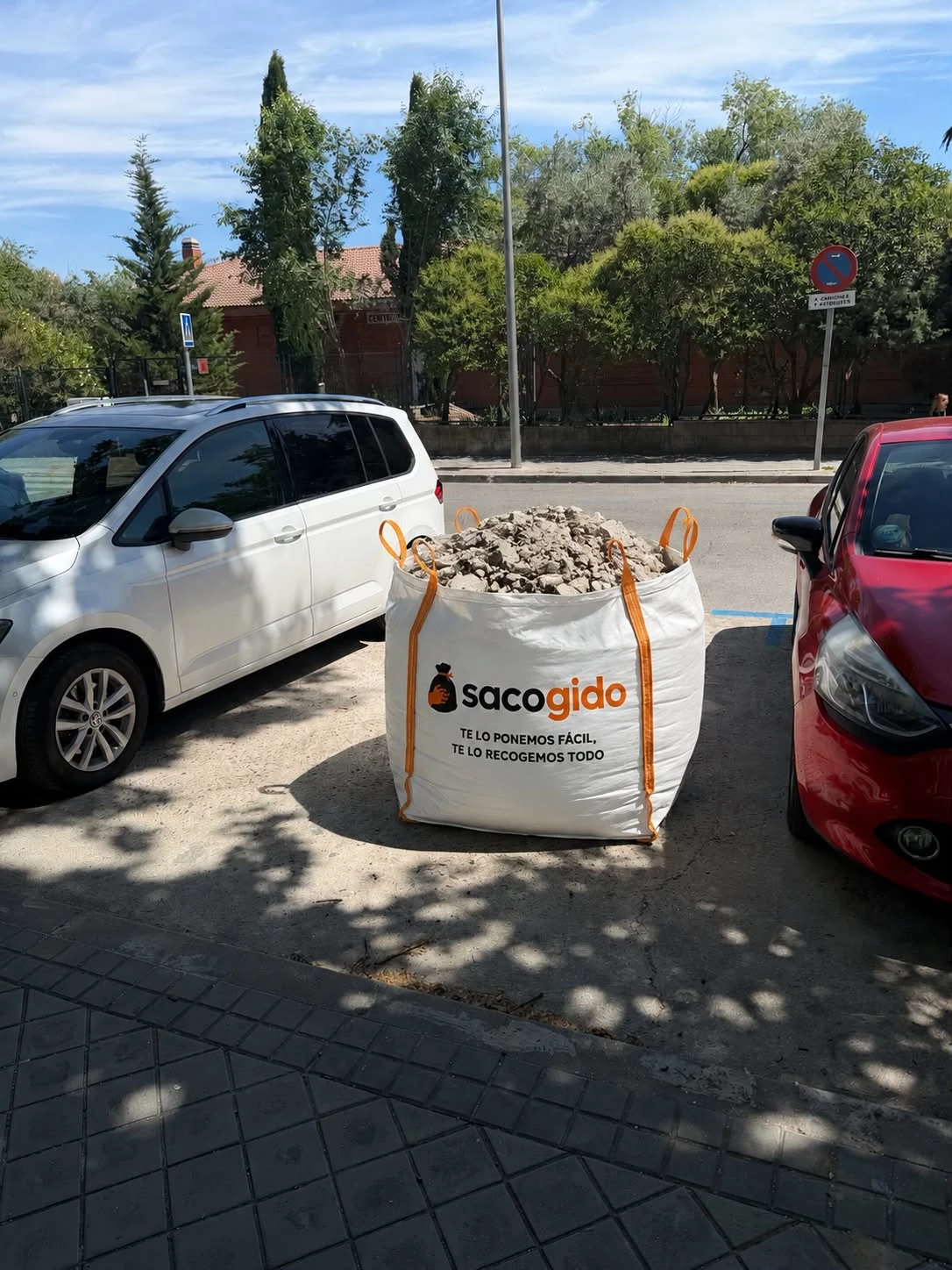Saco Sacogido en una calle de Madrid, limpio y bien colocado
