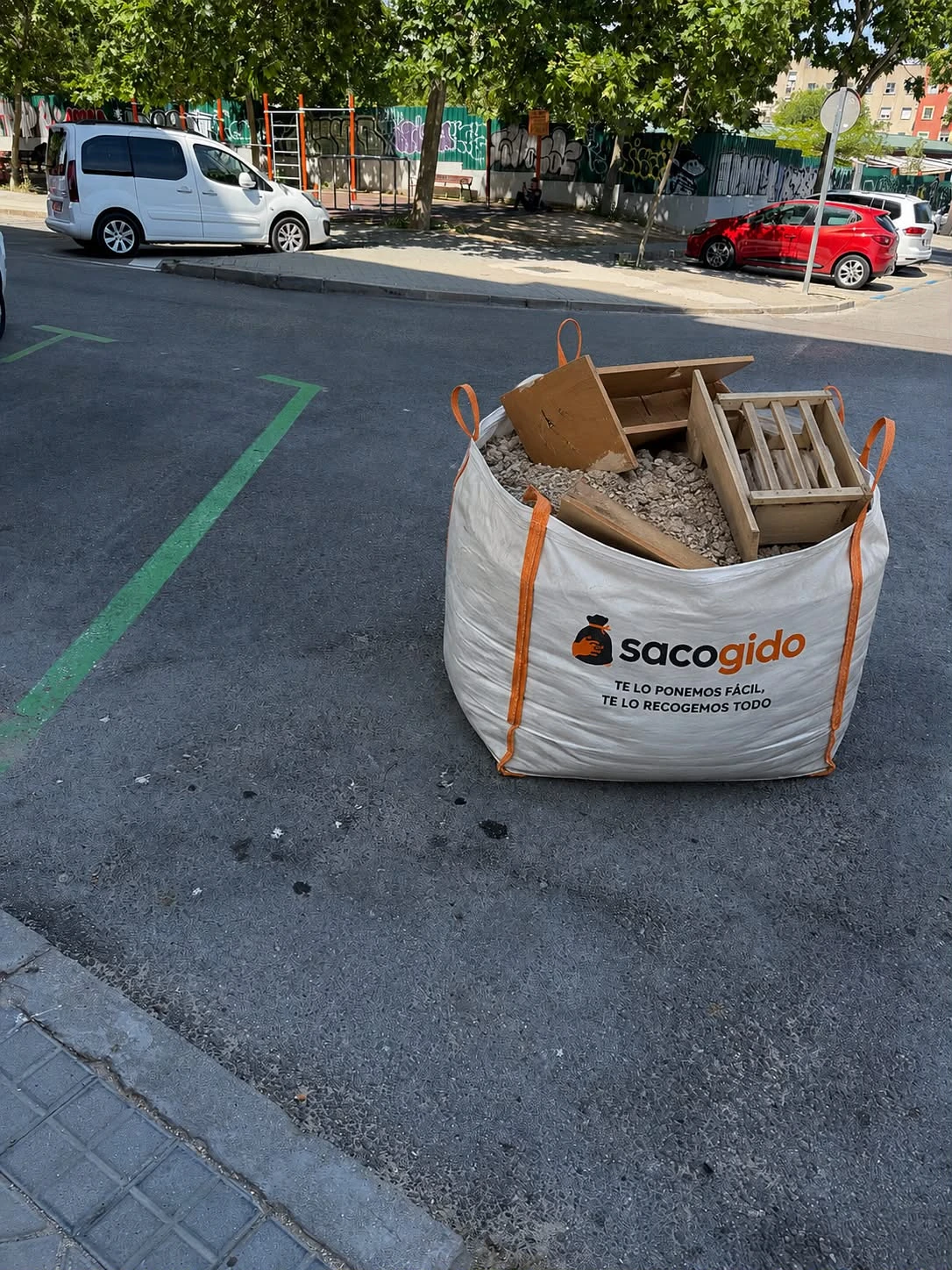 Saco Sacogido entregado en una acera de Madrid